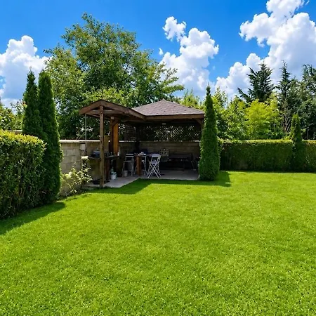 Cozy 1br W/ Terrace, Free Parking & Bbq Garden Apartament Varna