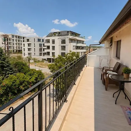 Cozy 1br W/ Terrace, Free Parking & Bbq Garden
